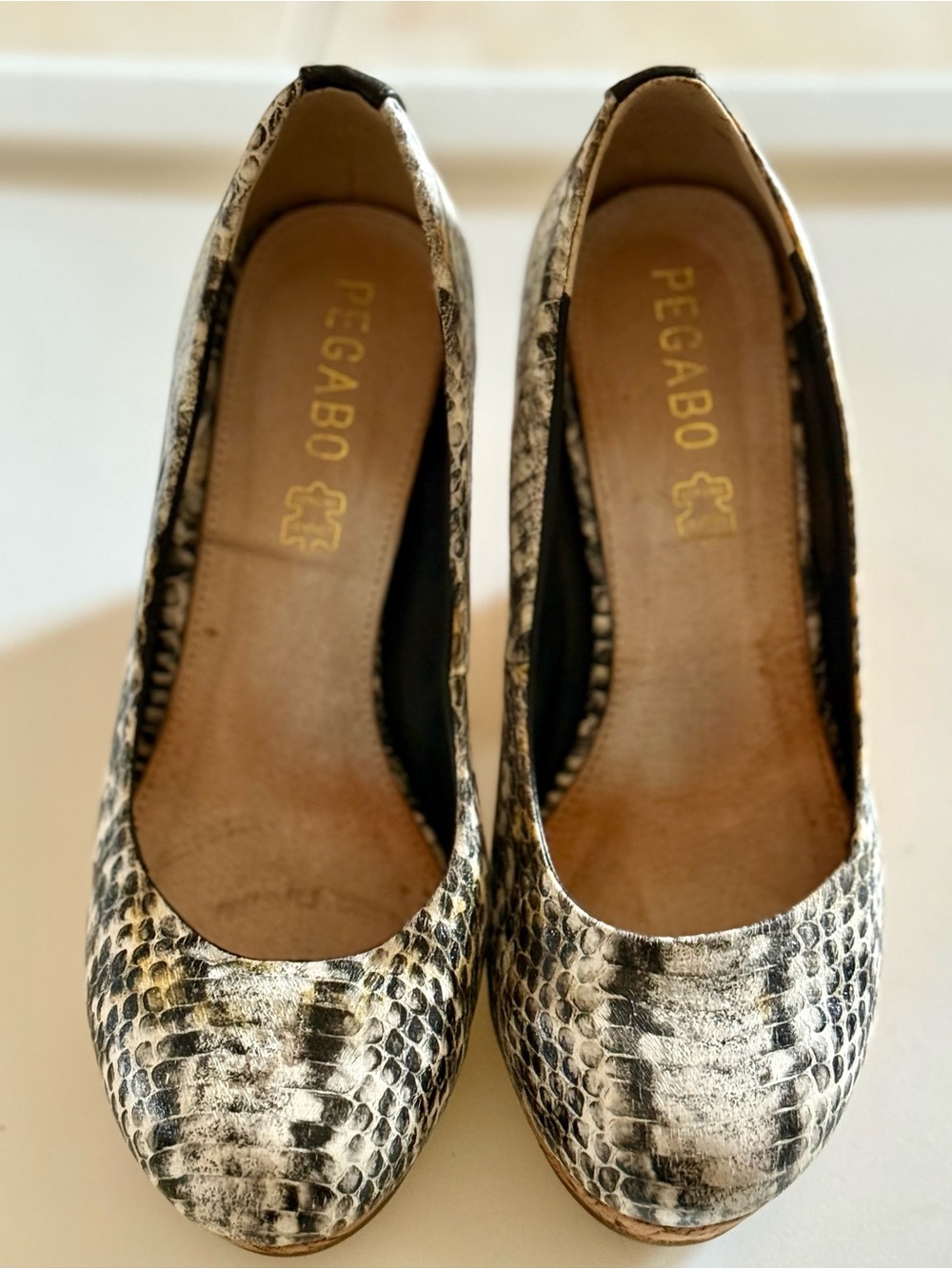 Pegabo Black and Cream Snake-Effect Round-Toe Pump
